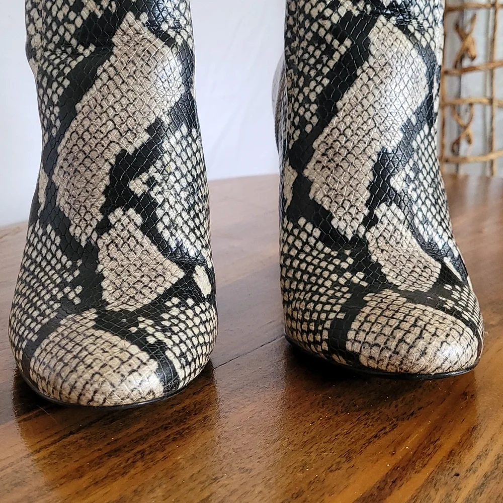 Snake skin size 6.5 boot. Zipper on the inside of boot. No nicks no scuffs. - Picture 8 of 8
